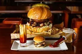 美国餐饮业者纷纷为因使用减肥药而食欲大减的顾客推出小份餐点，图为纽约餐馆Clinton Hall售卖的正常版与迷你版汉堡套餐。