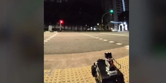 遥控车逼于无奈“闯红灯”？（视频截图）
