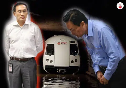 SMRT主席佘文民（右）在昨天的记者会上为南北线地铁隧道积水事故鞠躬道歉。穿白衣者为SMRT总裁兼首席执行长郭木财。（谢静怡制图）