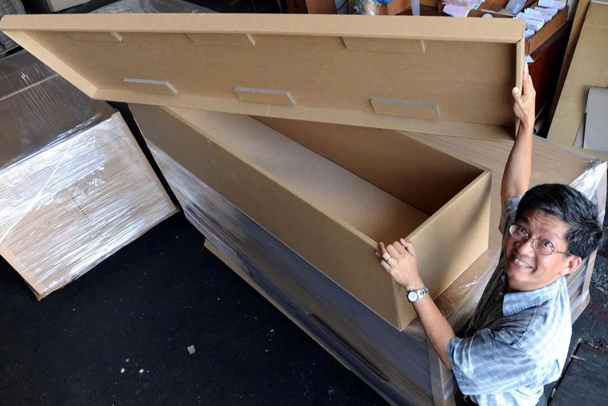 前理工学院讲师Ng Khee Yang博士早在14年前就发明了新加坡首个纸皮棺材，但当时无人问津。（海峡时报）