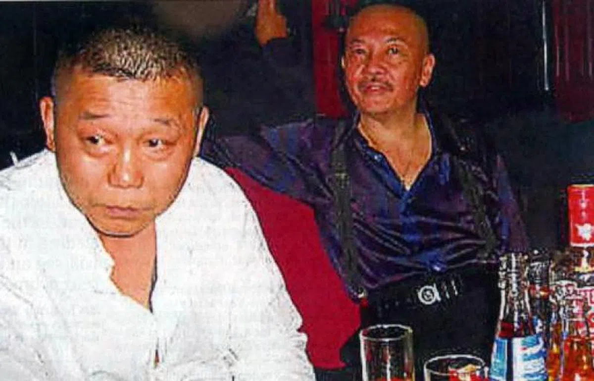  2009年1月5日傍晚（欧洲时间），丹麦发生枪击案，地点是丹麦首都哥本哈根一家餐馆“Restaurant Bali”。遭枪伤的是狮城商人（右）陈罗仁（Roland Tan，61岁，原名陈同明、陈通明，Tan Tong Meng）和另一名身份不详的新加坡男子（53岁）。（EKSTRA BLADET） 