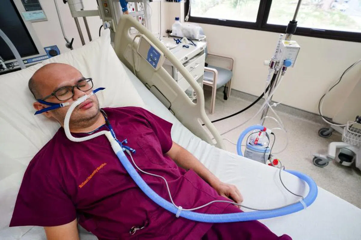  （示意图）患者用高流量鼻氧管吸氧。（新加坡国立大学医学组织提供） 