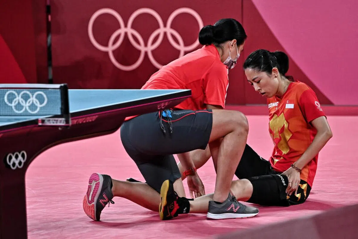  于梦雨（右）昨早（7月29日）在半决赛中左大腿拉伤，必须现场接受治疗，但她坚持完成比赛。（海峡时报） 