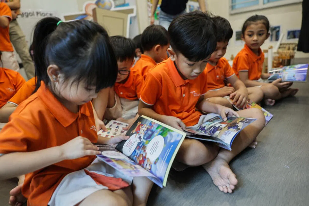 幼儿园二年级（K2）的孩子在阅读。（海峡时报）