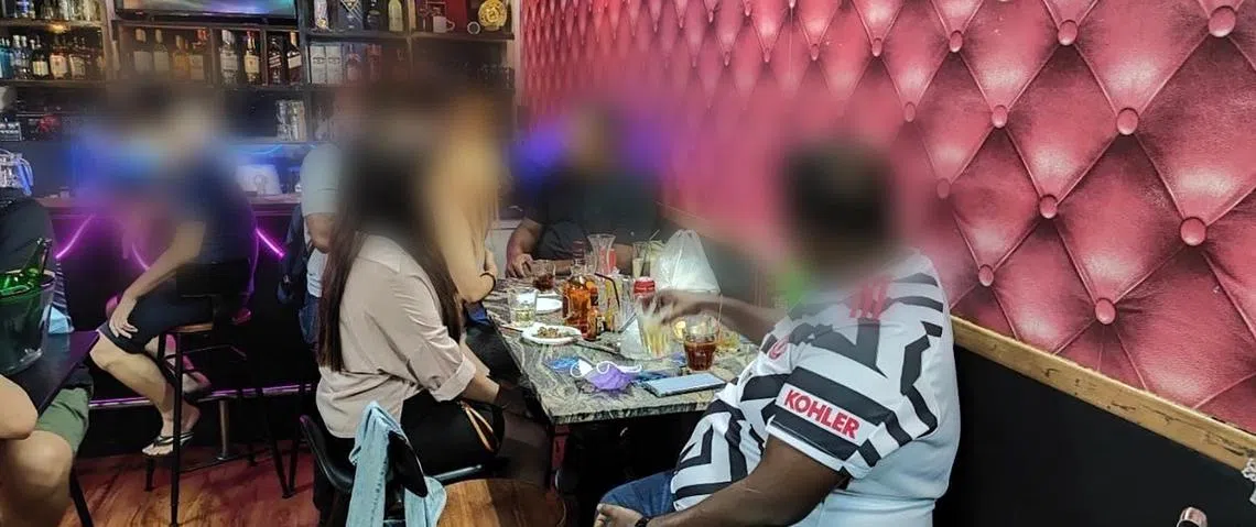 三家从夜间场所转做餐饮生意的业者的餐饮执照昨天（7月15日）被吊销。其中一家是位于幸运商业中心的3 Kings Pub。这家店因未确保不同组的顾客之间保持至少一米距离，以及允许超过两人同坐等违例行为，被令立即停止营业。（永续发展与环境部提供）