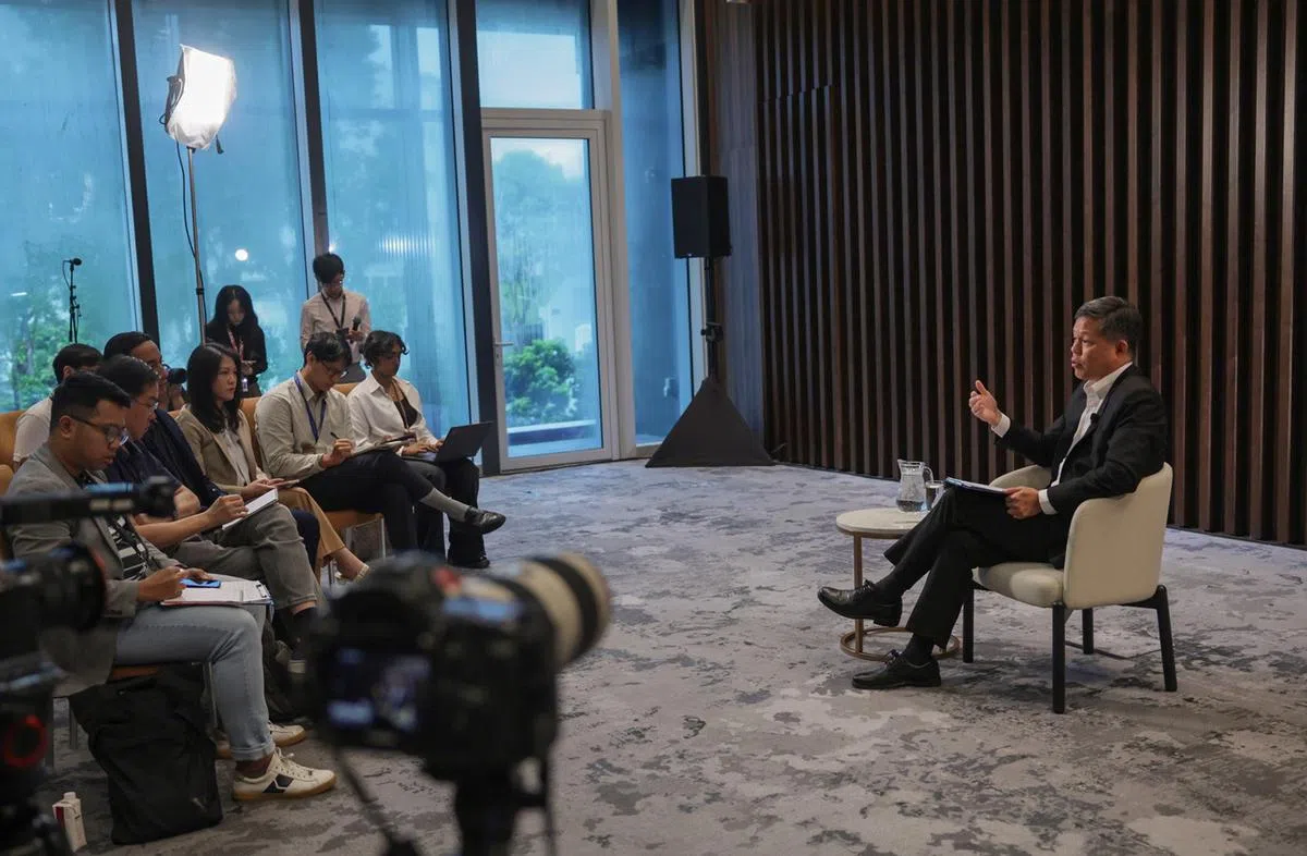 公共服务统筹部长兼国防部长陈振声（右）在6月25日接受新加坡媒体访问。（海峡时报）