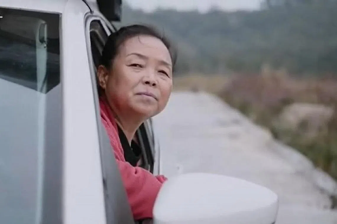 57岁的苏敏通过自驾游“真正活成了我自己”。（微博视频截图）