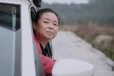 57岁的苏敏通过自驾游“真正活成了我自己”。（微博视频截图）