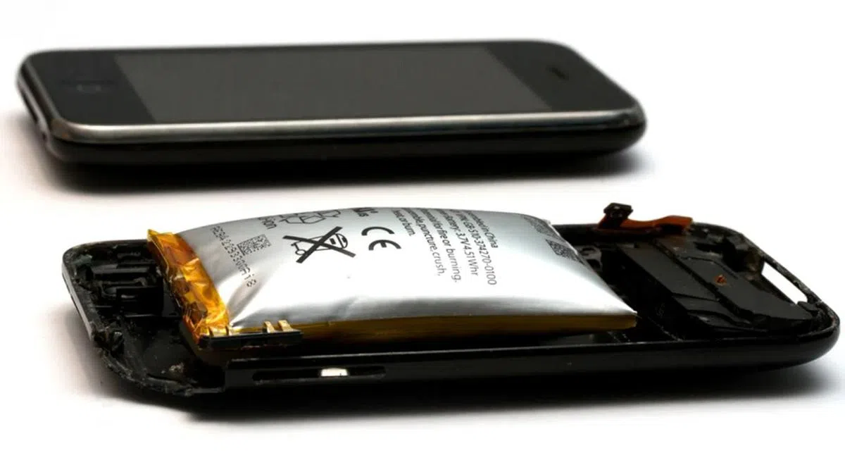 手机电池膨胀不是好事。（互联网）