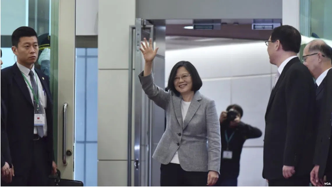 蔡英文抵达美国夏威夷过境。（美国之音） 