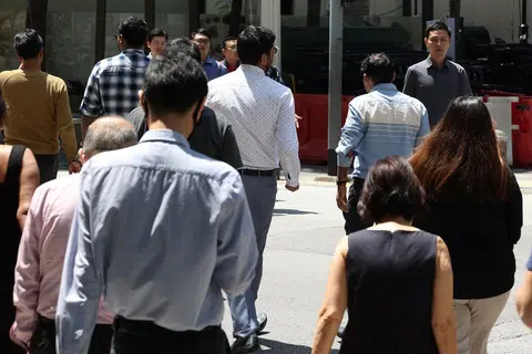 在市中心的上班族。（联合早报）