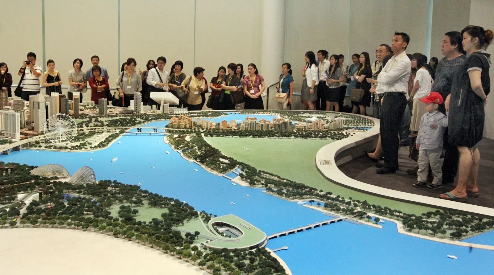 所有新移民在入籍前必须完成“新加坡公民之旅”，以便更了解本地的价值观和文化规范。图为已经获得“原则上批准”（Approval-In-Principle）的准公民在市区重建局参观。（联合早报）