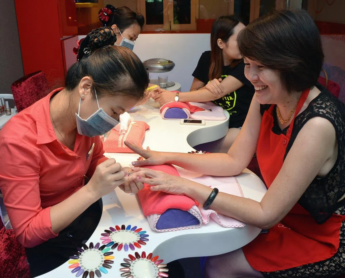  海底捞为排队等位的顾客提供免费修甲服务。（资料图） 