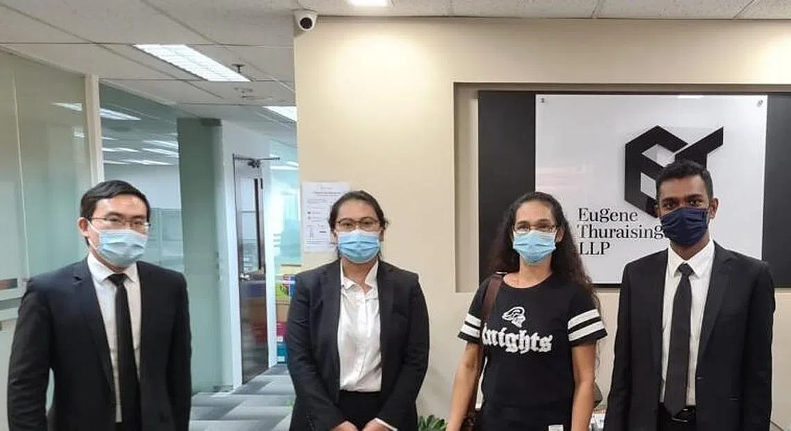 被告波蒂拉（Portela）在Eugene Thuraisingam LLP三名律师协助下，上诉得直，当庭无罪释放。左起：律师黄舒旺、夏栅娜、女佣波蒂拉和法律实习生阿里菲。（联合早报）