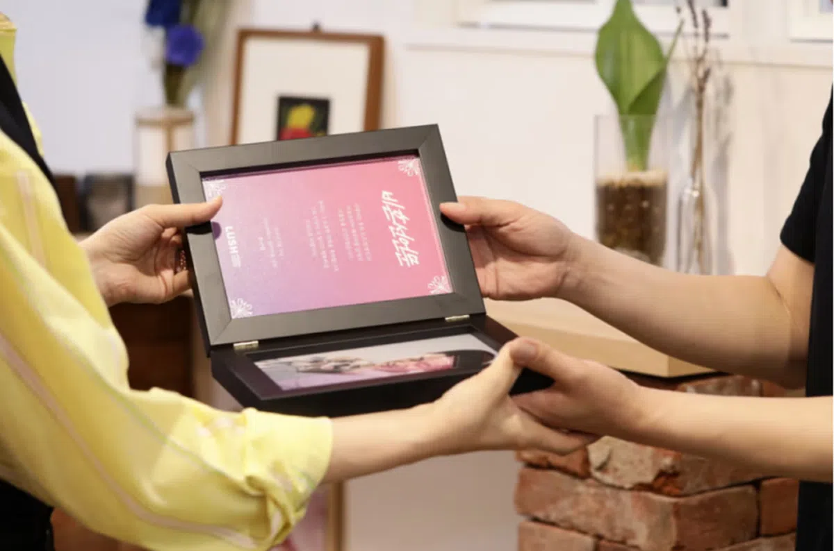 位于首尔的岚舒总部近日举办了一个仪式，给和自己结婚的员工颁发“自婚”证书。（韩国先锋报）