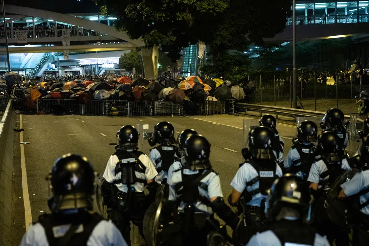  警方准备驱散示威人群。（彭博社） 