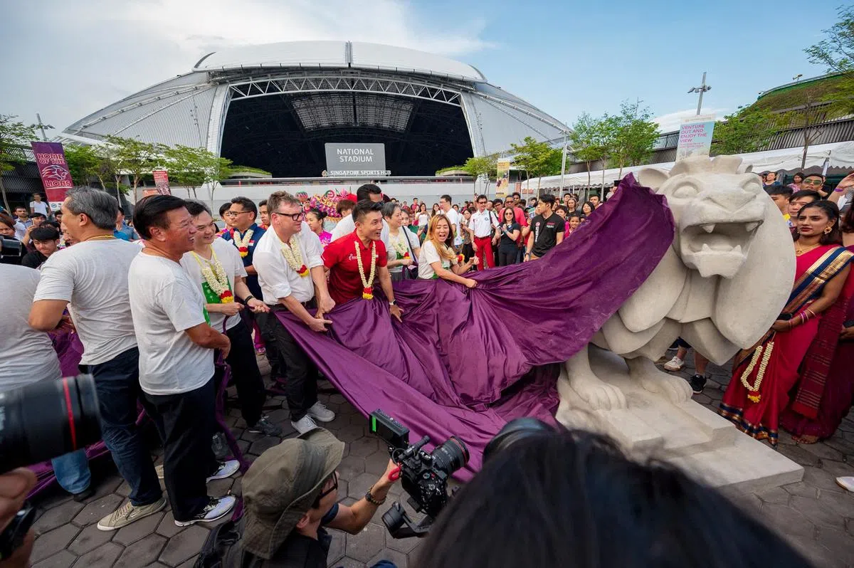  交通部兼文化、社区及青年部高级政务次长马炎庆为复制版“默迪卡雄狮”揭幕（新加坡体育城面簿） 