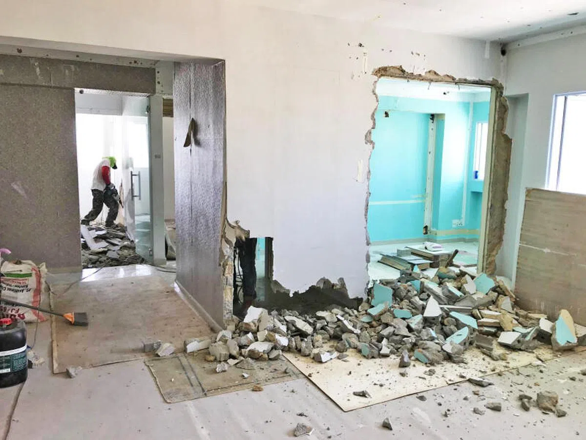 本地很多装修工程因人手不足和材料运输延误，未能按时完工。（新明日报）