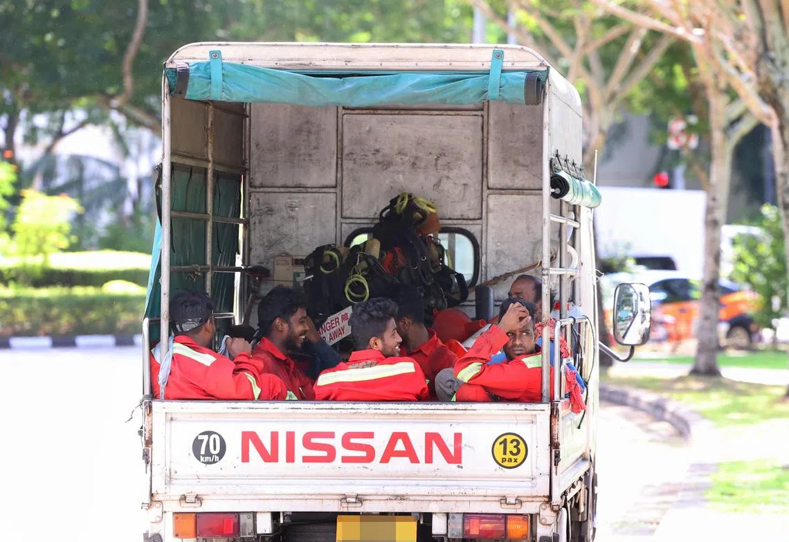 使用罗厘接载客工是不少本地建筑业者的惯常做法。（联合早报）