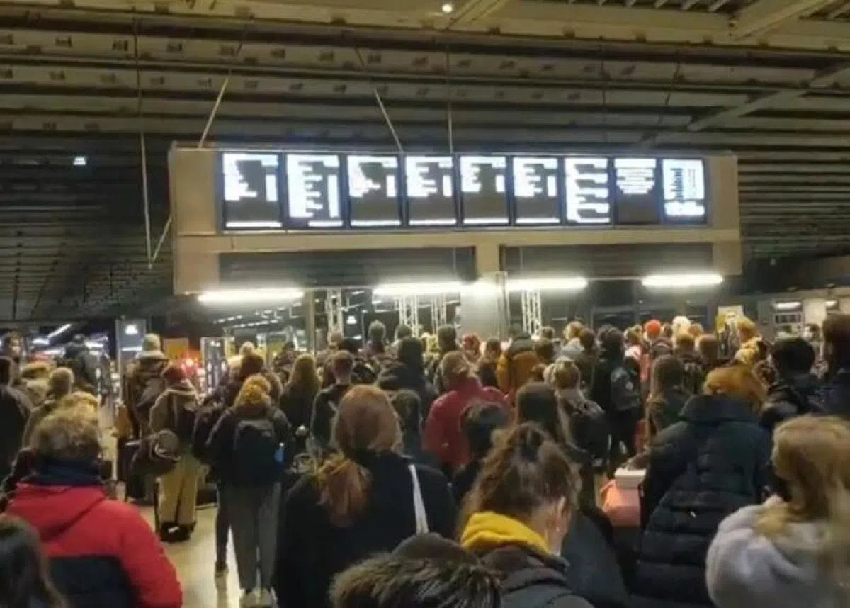  英国出现传播力更强的新变种冠状病毒，政府宣布周日（20日）起加强英格兰东南地区和首都伦敦的防疫措施，当地的疫情警报级别提升至第四级，早前因圣诞节而公布的五天放宽安全措施计划也取消，所有非必要店铺将会关闭。伦敦大批民众在封城前坐车离开，场面犹如逃难。（互联网） 