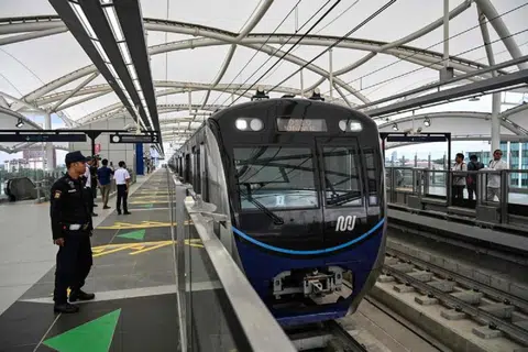 雅加达地铁线通车后，这个拥挤城市的交通从此开展新面貌。（法新社） 