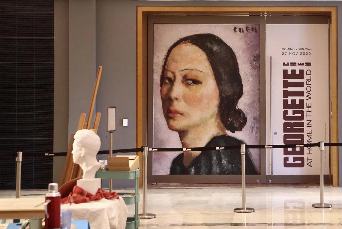 新加坡国家美术馆为庆祝5周年，自2020年11月27日起举行特展“此心安处——张荔英艺术展”（Georgette Chen: At Home in the World），让国人重温第一个在国际享有声誉，以新加坡为家的女画家一生事迹与艺术贡献。（联合早报）