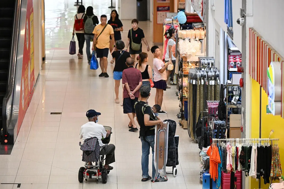 购物商场是否禁止行动辅助工具，由个别业主自行决定。（海峡时报）