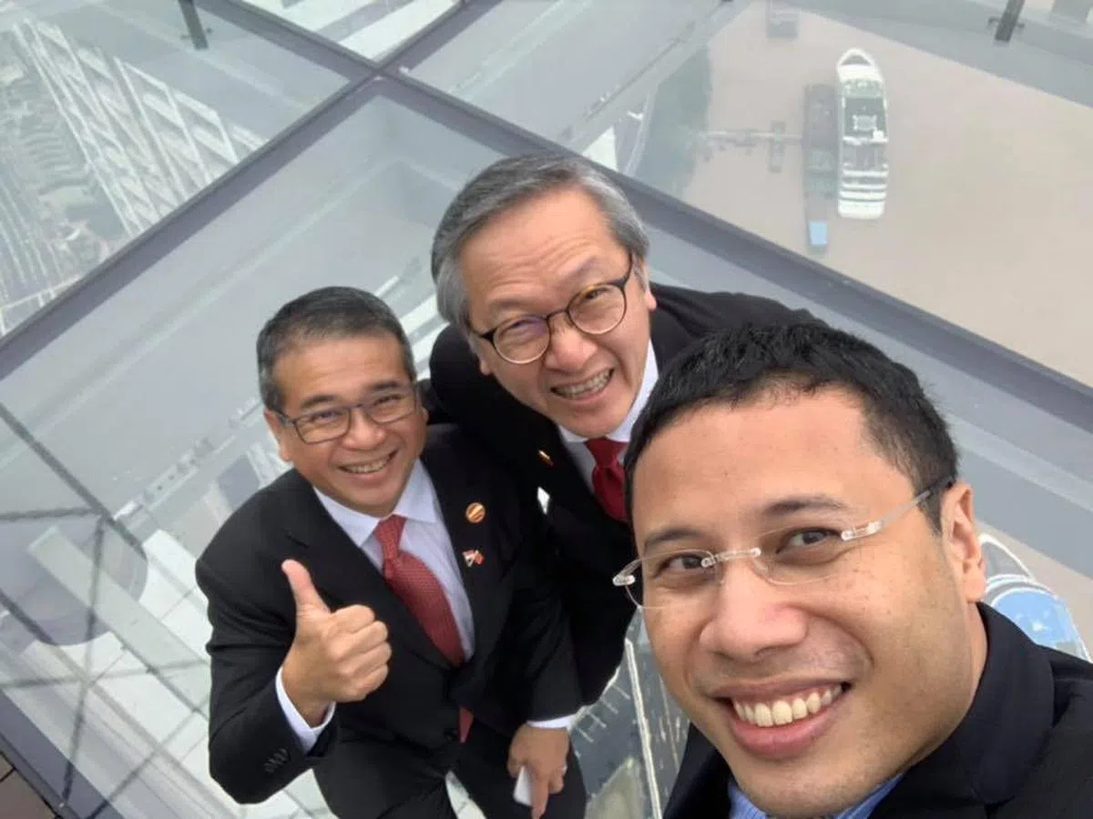  这张终于看到空中桥梁的玻璃地板有多恐怖了。（李智陞面簿） 