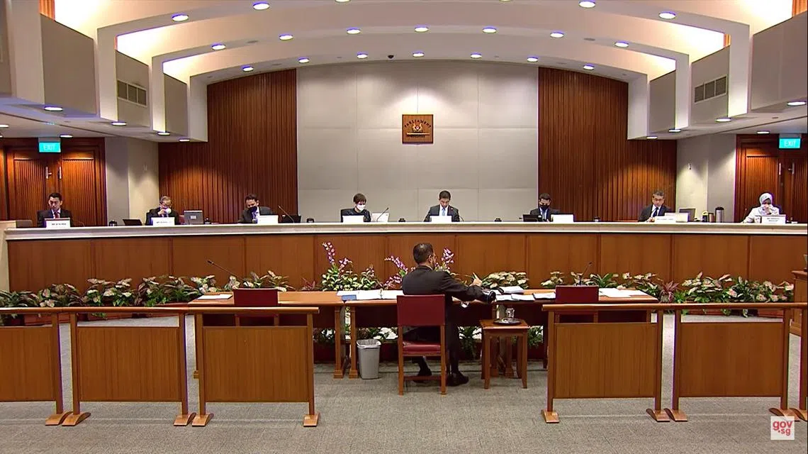 12月10日，工人党秘书长毕丹星（背对镜头者）在国会特权委员会面前供证。（Gov.sg视频截图）