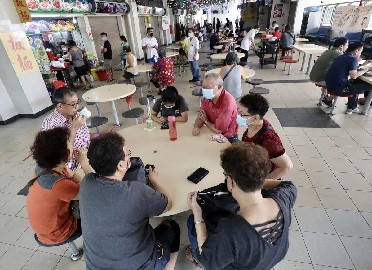 2020年12月28日，我国进入第三阶段解封，允许8人一桌用餐。（联合晚报）