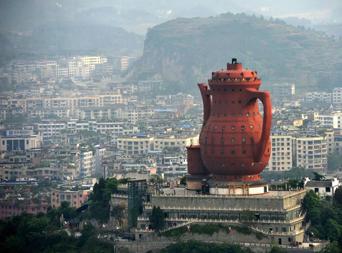  天下第一壶内是10层楼高的建筑，每层都有一圈窗户，被网友戏称为“会漏水的茶壶”。（互联网） 