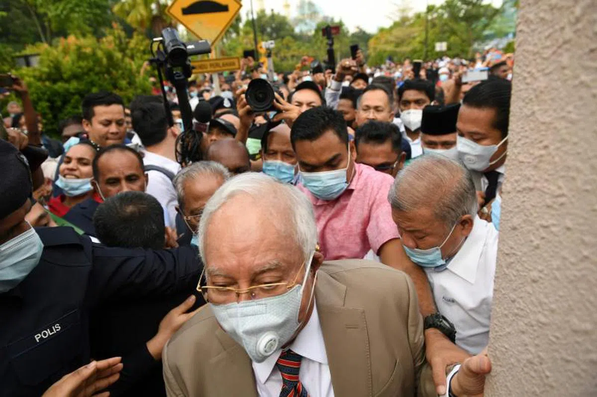  纳吉（前中）今早在支持者的簇拥下进入法庭聆听审判结果。（法新社） 