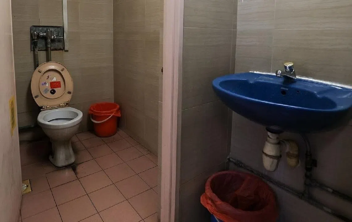 调查发现，本地公厕同2020年和2016年相比一样脏。图为桥南路一带一家咖啡店的厕所。（联合早报）