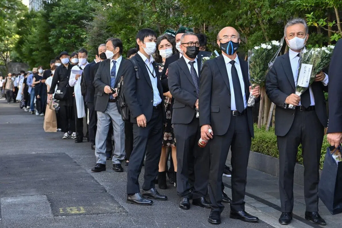 武道馆外排队献花的人群。（法新社）
