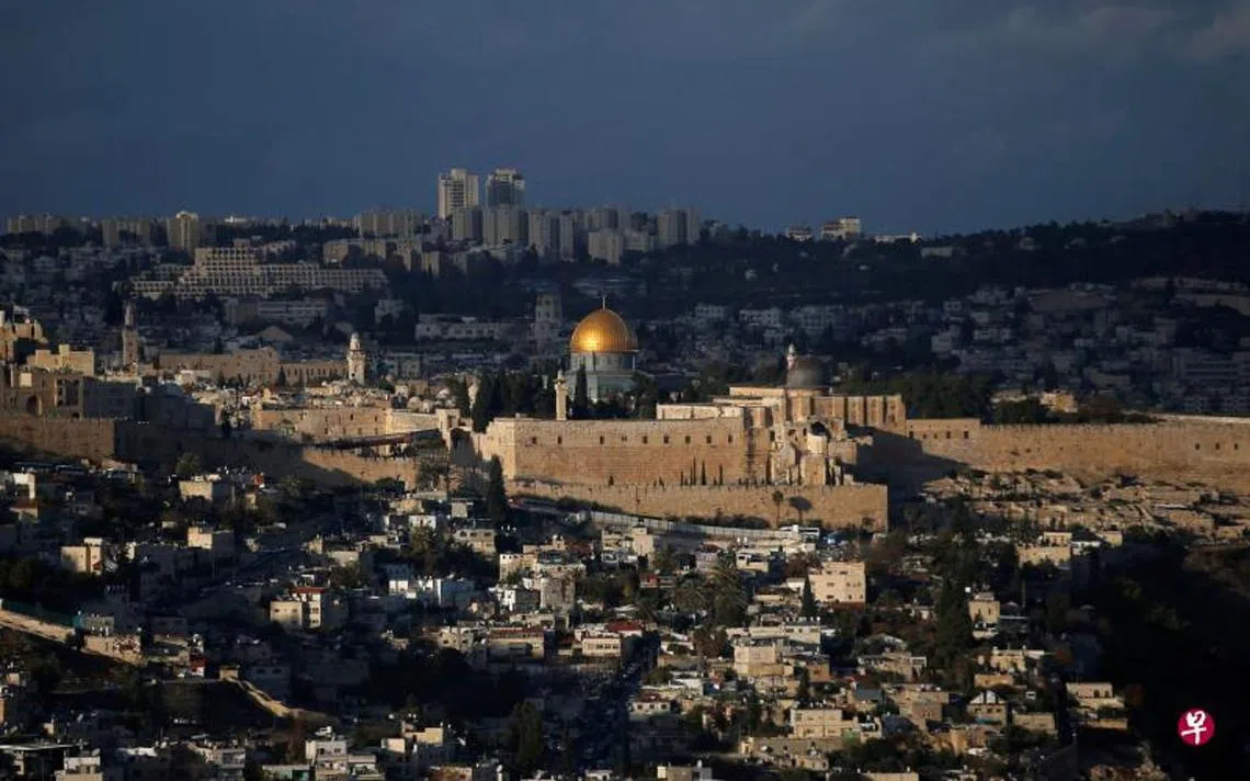 新加坡重申支持两国方案，确保两国达成让两地人民安然共处的方案。（路透社） 