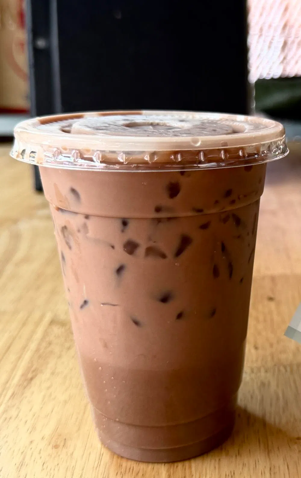 在梁女士的认知中，美禄向来是平价、亲民的饮料，如今价格却比啤酒还高，让她难以接受。