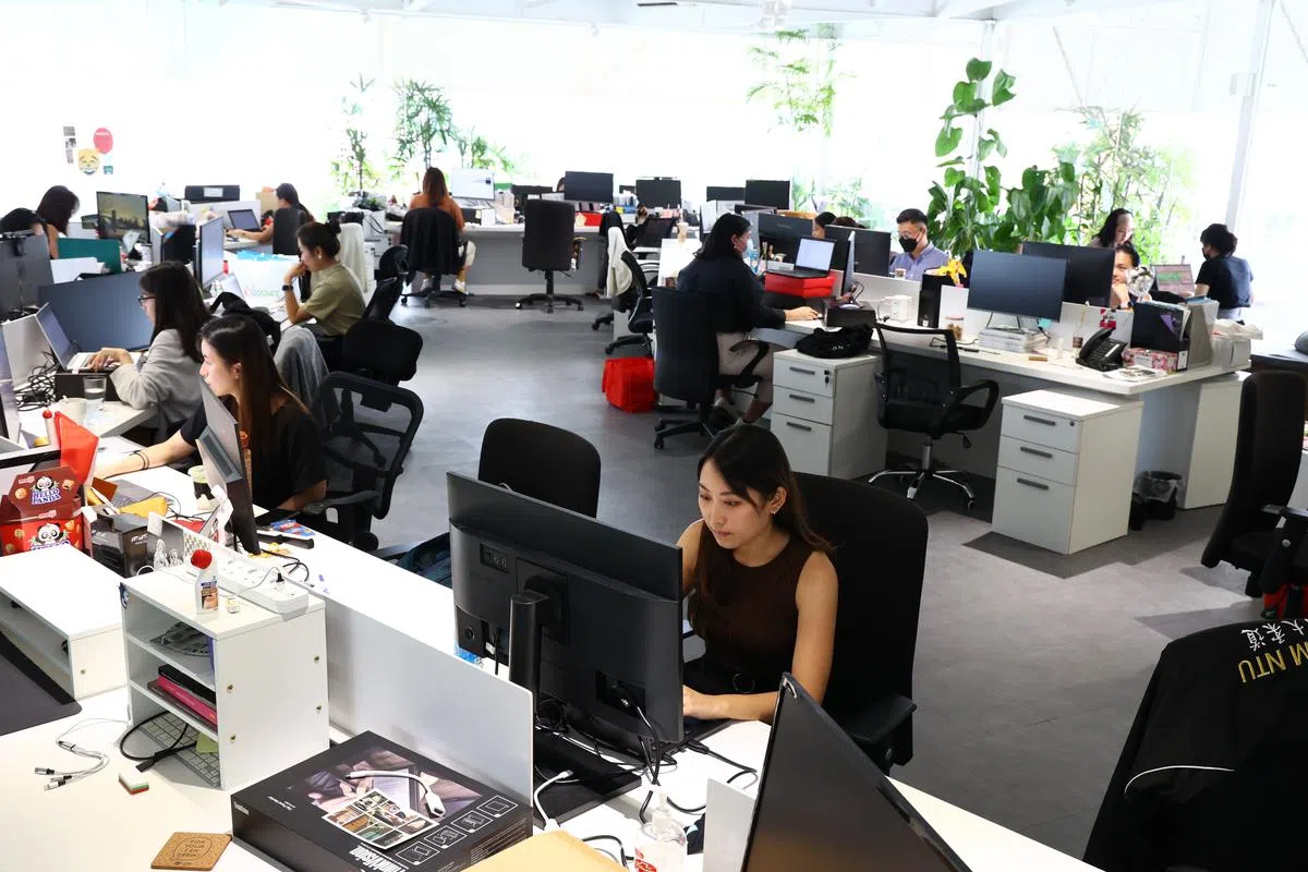 调查显示，积极与员工探讨灵活工作制的本地雇主不多。（联合早报）