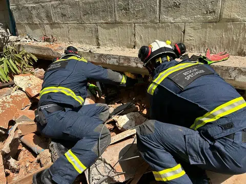 民防部队人员利用光纤探测器，在一栋倒塌建筑下展开搜寻。（取自民防部队脸书）