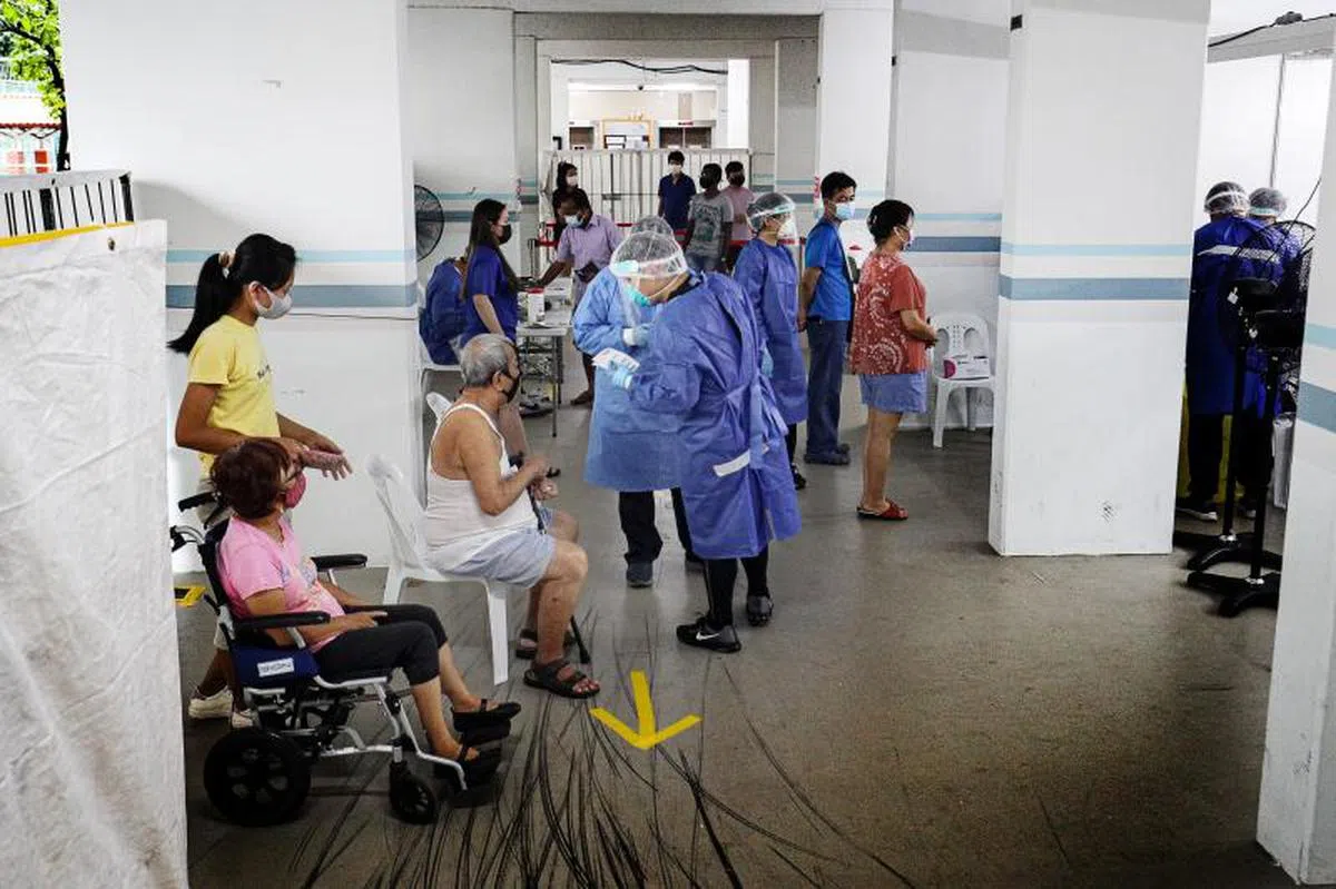  卫生部在出现数名确诊病患的后港8道第506座组屋展开特别冠病检测行动。（联合早报） 