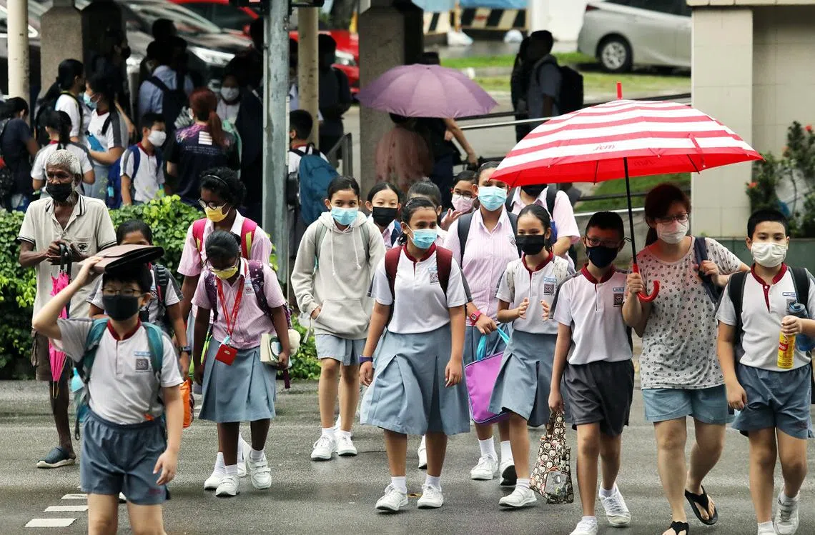 2021年5月18日小学生放学情形。（联合早报）
