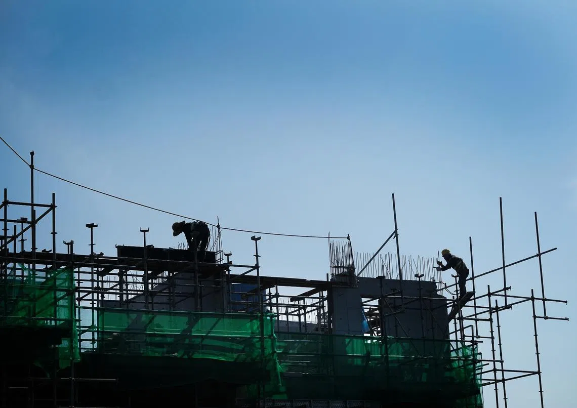 本地客工冠病感染群暴发引发检讨客工政策的声浪。（联合早报）