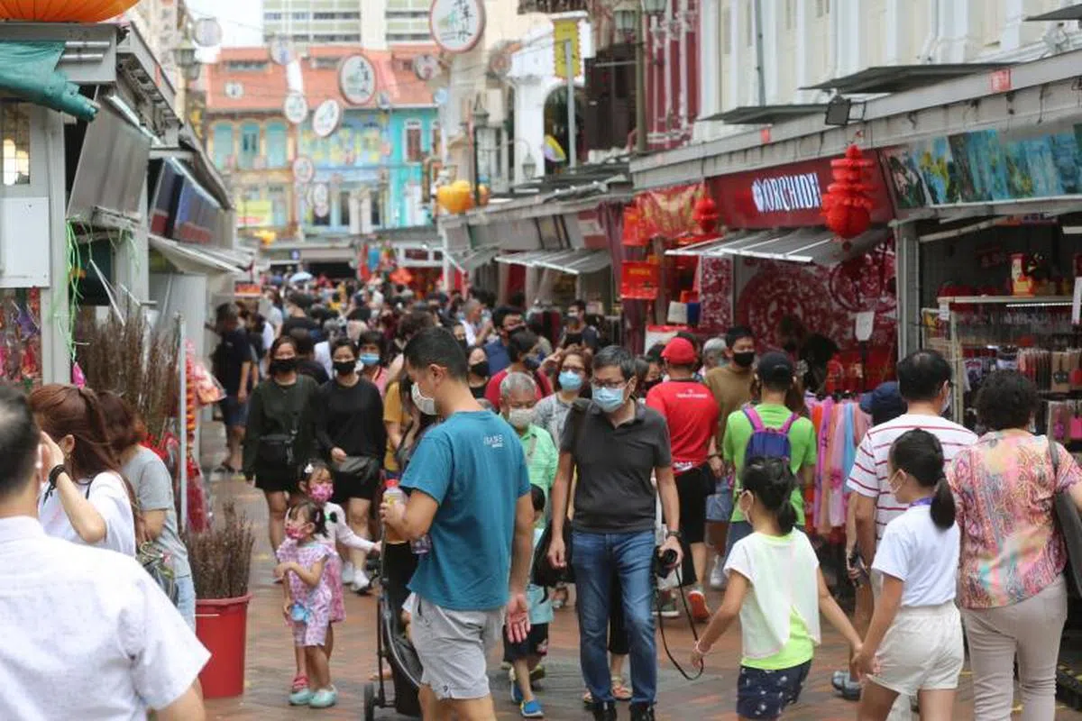  政府在春节前收紧住家中的聚会限制，所有本地住户单日最多只能招待八名访客，每天尽可能最多到访两户人家，并且尽量只探访家人。（新明日报） 