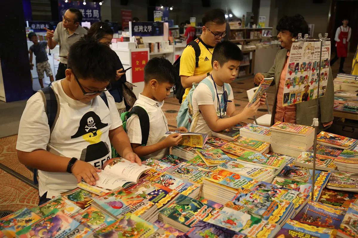 手机功能多，容易让人分心，以致莘莘学子难以将“机不离手”和“书不离手”完美结合？（联合早报）