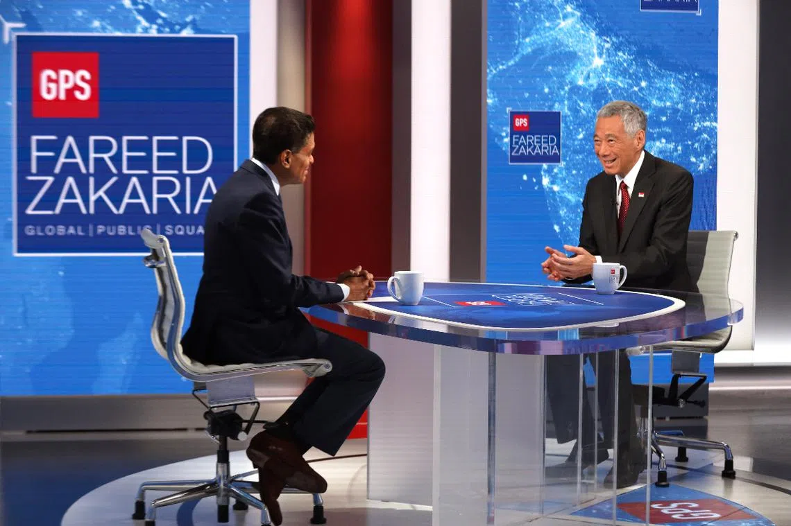 李总理（右）接受CNN《全球公共广场》节目主持人扎卡利亚（Fareed Zakaria）（左）专访。（通讯及新闻部）