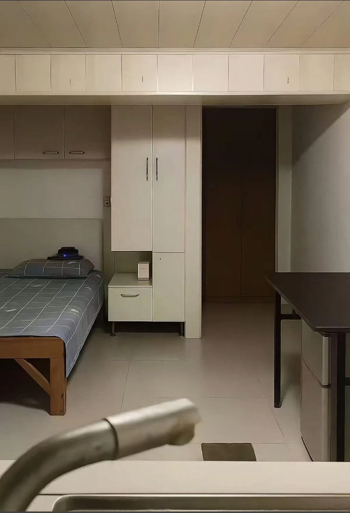 红姐疑似在洗手台架设针孔摄像机，偷偷录下与多名男子的性爱过程。（互联网）