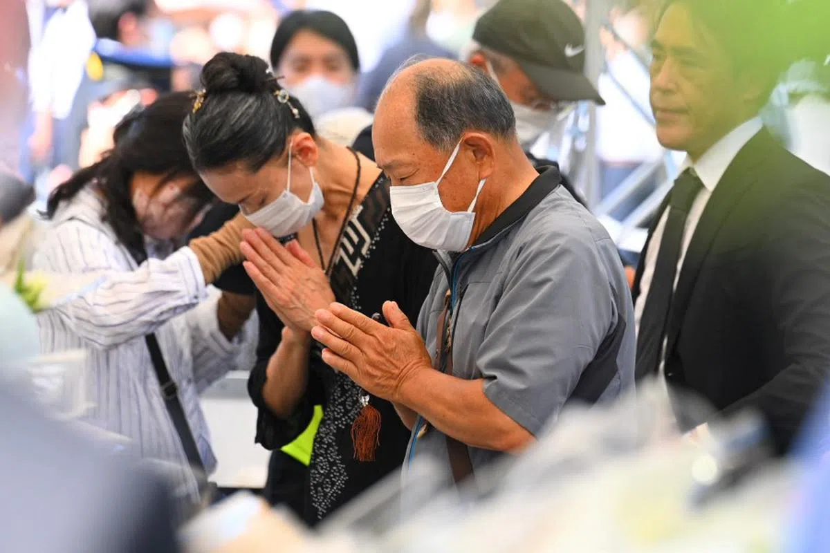 民众在武道馆外献花，悼念安倍。（法新社）