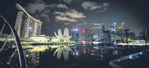 新加坡政府自执政以来向来以精良的规划和敏锐的触角许诺和实现我们目前的生活，创造了令人傲视的富裕物质生活，未来我们肯定配得上更好和平衡的未来。（海峡时报）