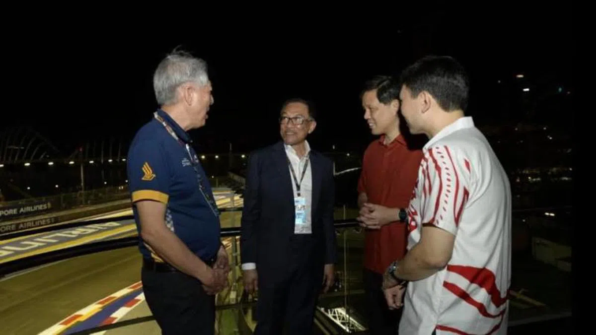  安华上周六在副总理兼国家安全统筹部长张志贤（左一）、贸工部长陈振声（右二）和贸工部兼教育部高级政务部长徐芳达（右一）的陪同下，参观了世界一级方程式赛车（F1）新加坡大奖赛。（陈振声面簿） 