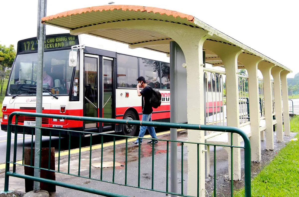 位于旧蔡厝港路，吉丰军营对面的这个巴士站建立于70年代，于2011年翻新。当局以228万新元的预算，翻新全岛当时的4500个巴士站。（新报）