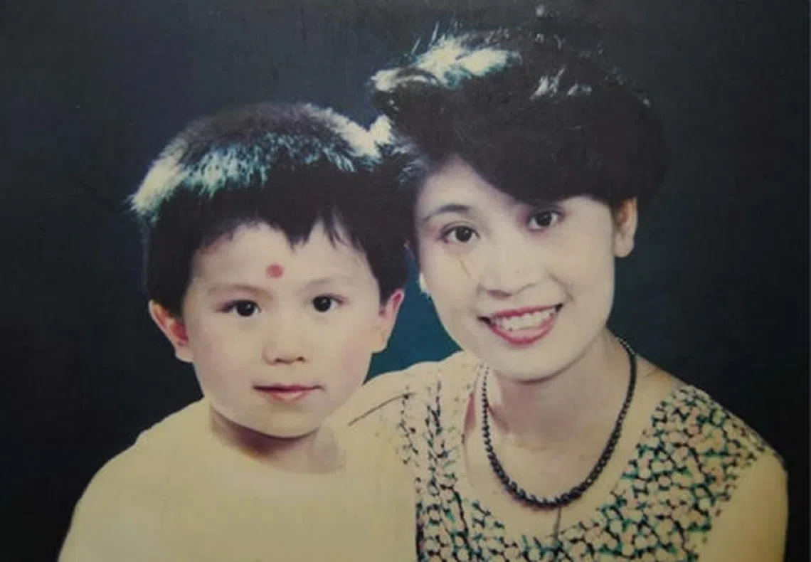 王世群和儿子朱海（腾讯网）